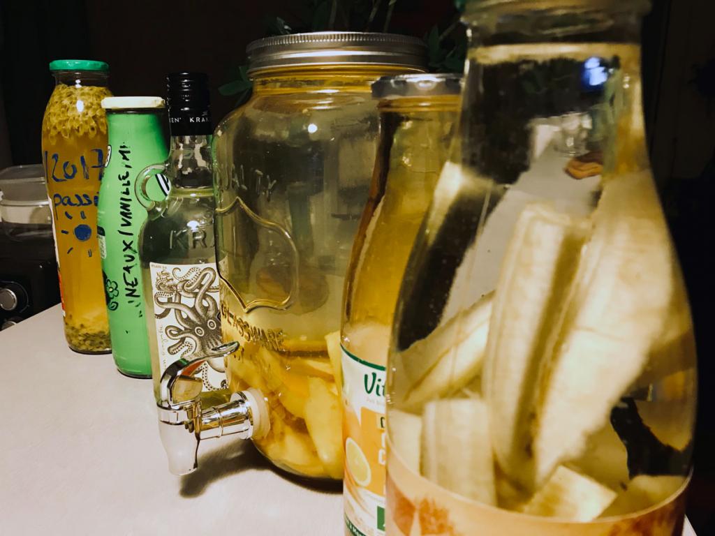 Rhum arrangé agrumes, dans des bouteilles alignées