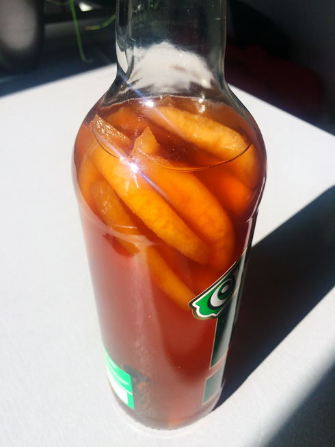 Rhum arrangé pomme cannelle miel dans une bouteille vue en plongée