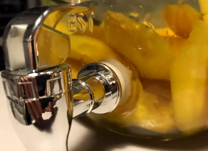 Rhum arrangé ananas Rhum arrangé ananas dans un bocal avec robinet